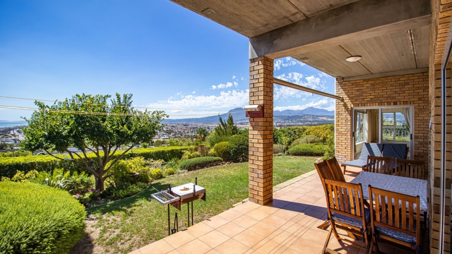 5 Bedroom Property for Sale in Mountainside Western Cape